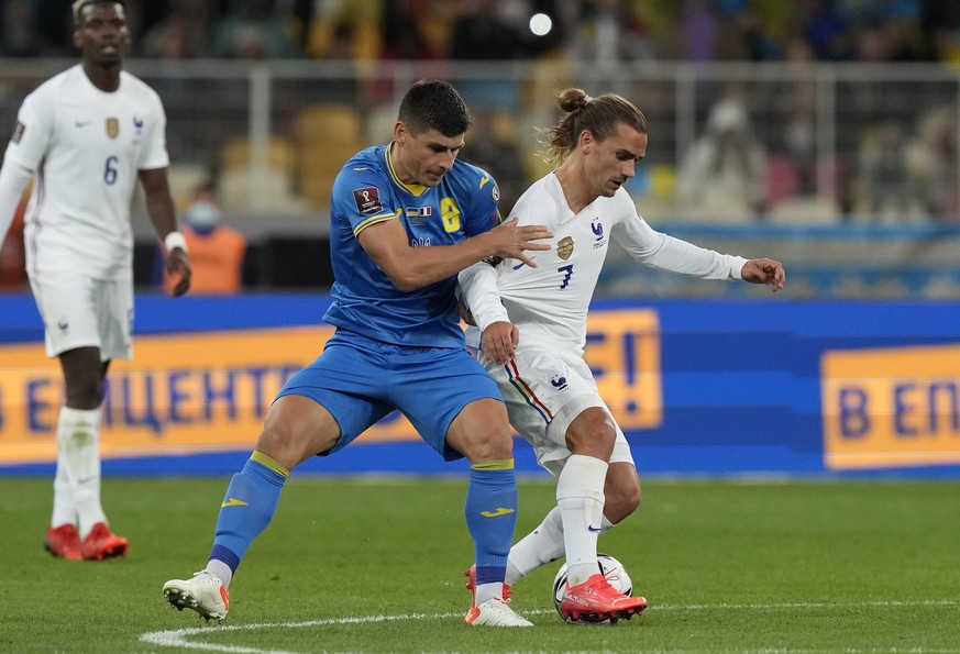 France&#039;s Antoine Griezmann, right, challenges for the ball with Ukraine&#039;s Ruslan Malinovskyi during the World Cup 2022 group D qualifying soccer match between Ukraine and France at the Olimp ...