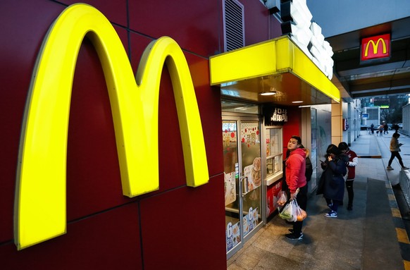epa05709080 People stay in a queue to order food in a McDonald&#039;s restaurant in Beijing, China, 10 January 2017. According to media reports, US hamburger and fast food restaurant chain McDonald&#0 ...