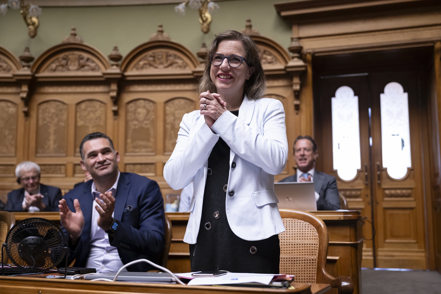 Die scheidende Nationalraetin Christa Markwalder, FDP-BE, erhaelt den Applaus ihrer Kollegen nach die Abschiedsrede von der Nationalratspraesident Martin Candinas, Mitte-GR, neben Kurt Fluri, FDP-SO, ...