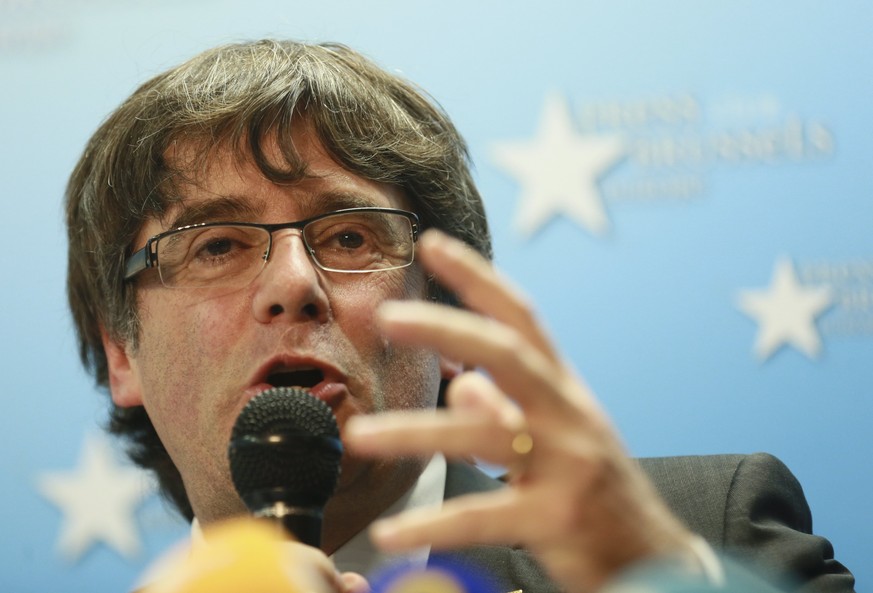 epa06299537 Dismissed Catalan regional President Carles Puigdemont gives a statement during a press conference at Press club in Brussels, Belgium, 31 October 2017. Puigdemont was dismissed from the po ...