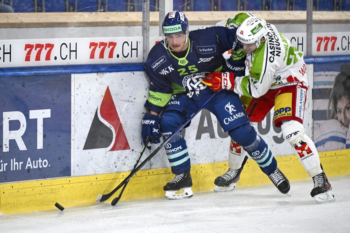 Die ZSC Leihgabe Enzo Guebey, links im Dress vom HCD gegen den Bieler Elvis Schlaepferd, im Eishockey-Qualifikationsspiel der National League (NL) zwischen dem HC Davos und dem EHC Biel, am Samstag, 2 ...
