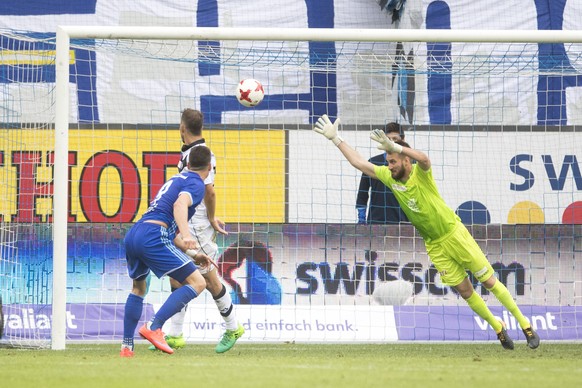 Tomi Juric, links, von Luzern schiesst das 1-0 gegen Torhueter David Da Costa, rechts, von Lugano, beim Fussball Meisterschaftsspiel der Super League zwischen dem FC Luzern und dem FC Lugano, am Sonnt ...