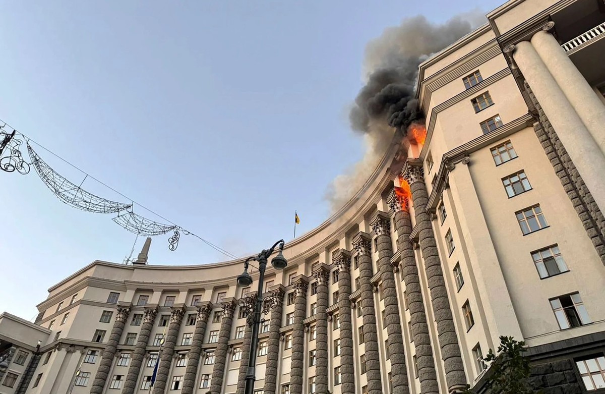 Encouragé à intensifier les frappes aériennes: le bâtiment gouvernemental en feu dimanche à Kiev après avoir été touché par un drone.