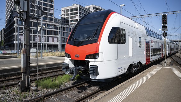 Der neue IR-Dosto der SBB faehrt in den Hauptbahnhof vor seiner ersten kommerziellen Fahrt, aufgenommen am Freitag, 7. Juli 2023 in Zuerich. (KEYSTONE/Ennio Leanza).