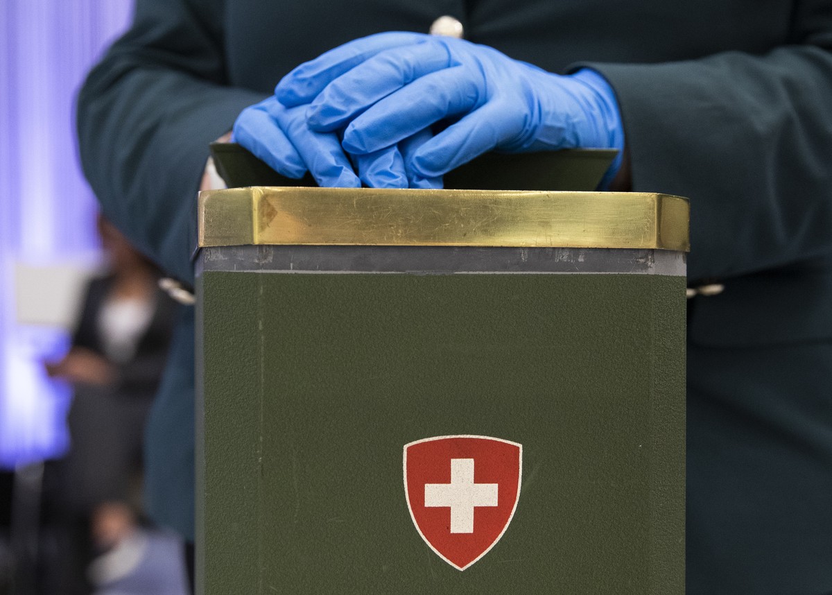 Eine Ratsweibelin traegt Handschuhe waehrend sie die Abstimmungsurne haelt, waehrend der vereinigten Bundesversammlung in der Sommersession der Eidgenoessischen Raete, am Mittwoch, 17. Juni 2020 im Na ...