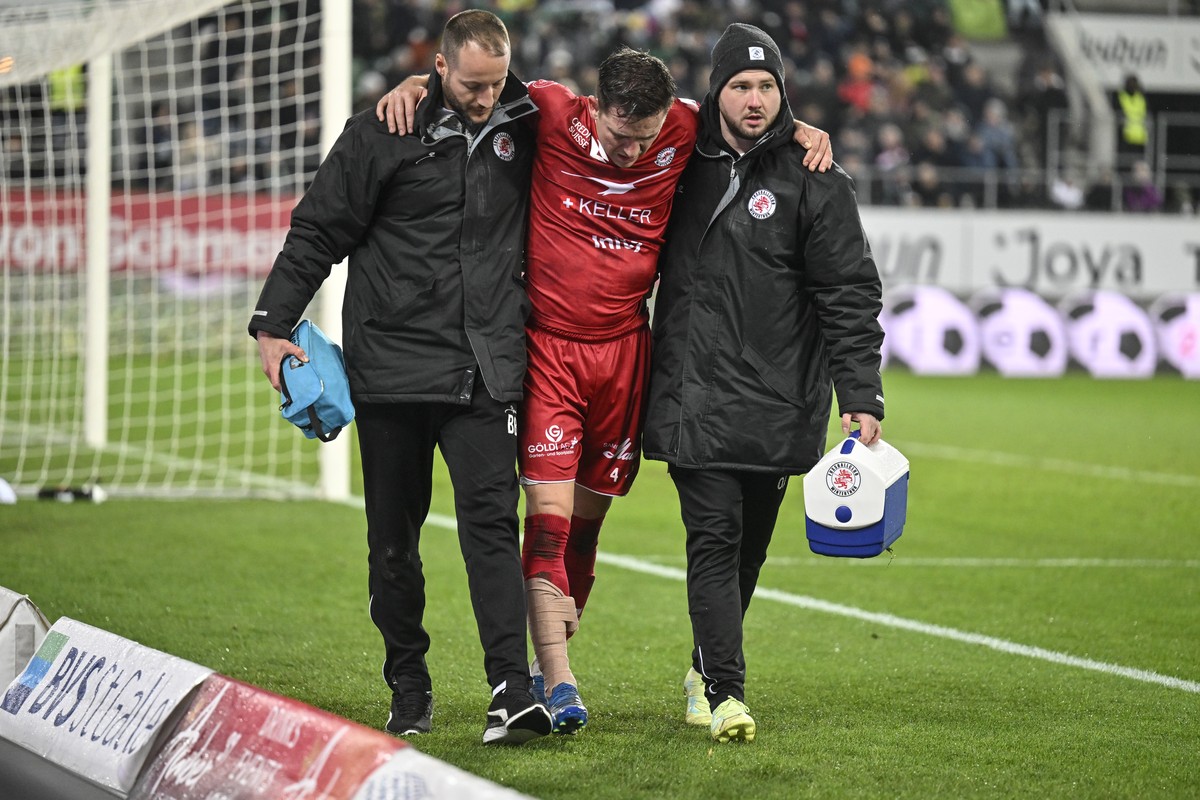 Winterthurs Basil Stillhart muss vom Platz geleitet werden, im Fussball Super League Spiel zwischen dem FC St. Gallen und dem FC Winterthur, am Samstag, 11. November 2023, im Kybunpark in St. Gallen.  ...
