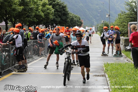 BIASCA, 11.06.2016 - Wechselzone von der Inline- auf die Bikestrecke in Biasca am Sabato Ticinese am Gigathlon 2016. 

copyright by gigathlon.ch &amp; www.steineggerpix.com / photo by remy steinegger
 ...