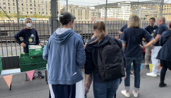Schwester Ariane begrüsst einige Wartende, die sie schon länger kennt.