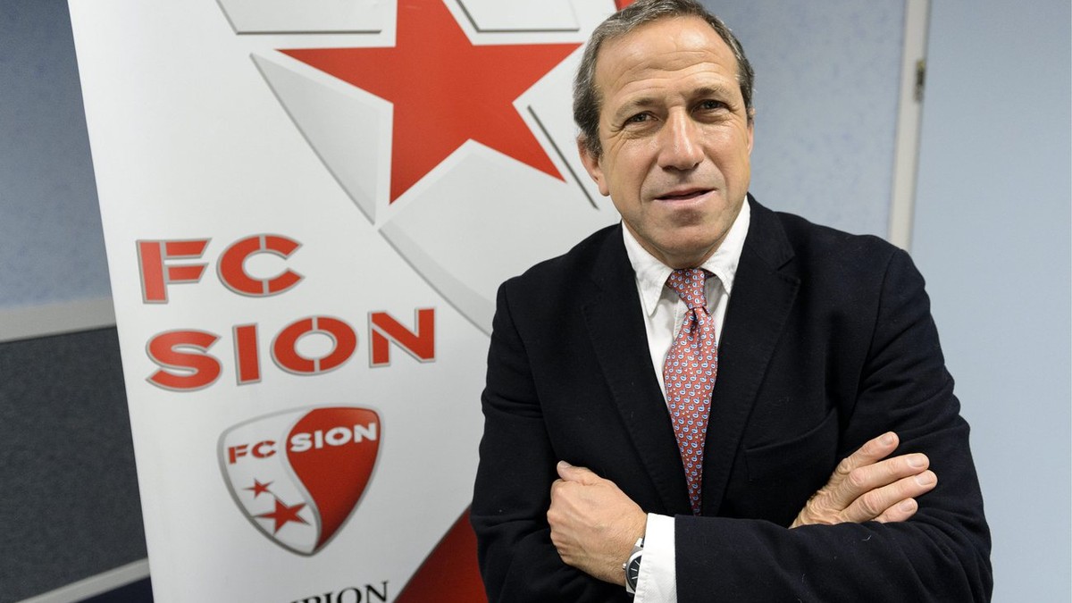 Le nouvel entraineur du FC Sion Victor Munoz pose pour le photographe apres une conference de presse lors de la reprise de l'entrainement du club de football de Super League FC Sion ce vendredi 4 ...
