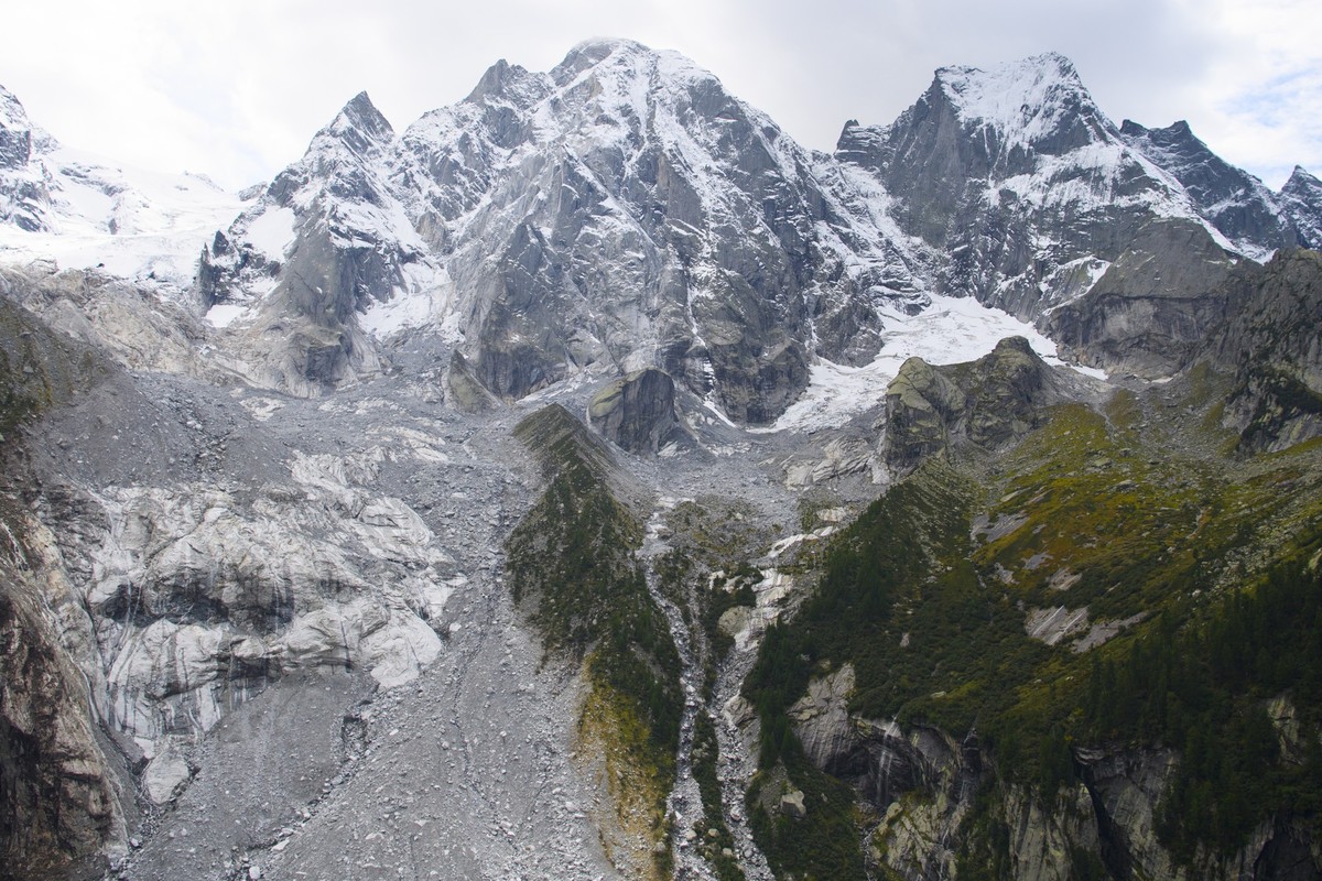 Blick auf den Piz Cengalo und Piz Badile mit Murgang, am Mittwoch, 13. September 2017, in Promontogno bei Bondo. Am 23. August war ein Bergsturz am Piz Cengalo mit Murgaengen nach Bondo niedergegangen ...