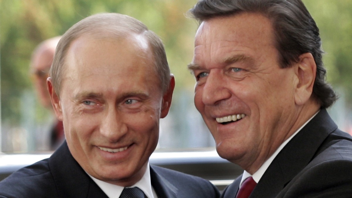 File--- File photo shows German Chancellor Gerhard Schroeder, right, welcoming Russia's President Vladimir Putin in Berlin, Germany, Thursday Sept. 8, 2005. Local officials with German Chancellor ...