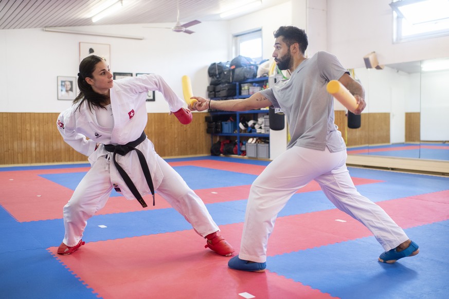 Die Schweizer Karateka Elena Quirici uebt mit ihrem Freund Raoul, rechts, Schlagfolgen ein, waehrend ihrem Training fuer die Olypmischen Spiele in Tokyo im Fitnesscenter in Windisch, aufgenommen am Fr ...