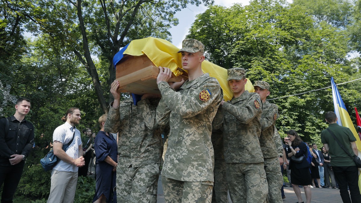 epa10713356 Ukrainian soldiers carry the coffin during the funeral ceremony for Ukrainian serviceman Nazar Matlak in Kyiv, Ukraine, 27 June 2023, amid the Russian invasion. Ukrainian soldier Nazar Mat ...