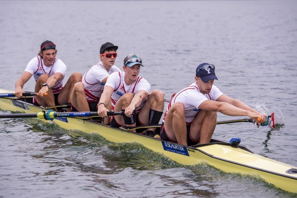 Andrin Gulich, Joel Schuerch, Markus Kessler und Paul Jacquot, von vorne, im Vierer ohne Steuermann der Herren beim Training auf dem Sarnersee am Dienstag, 22. Juni 2021. KEYSTONE/Urs Flueeler).