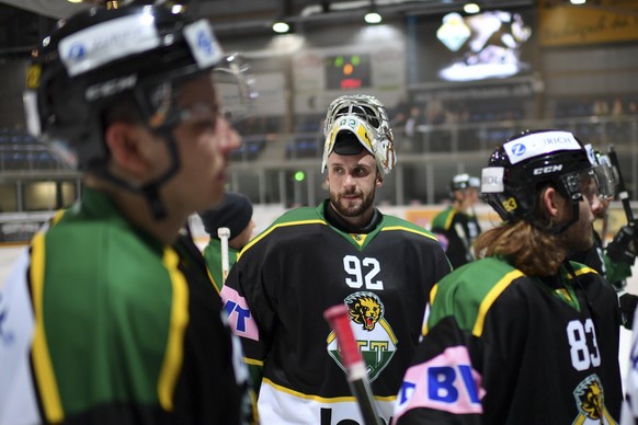 Die enttaeuschten Thurgauer um Goalkeeper Janick Schwendener, im 1/16-Finalspiel des Swiss Ice Hockey Cup zwischen dem HC Thurgau und dem EHC Kloten, am Dienstag, 19. September 2017, in der Eishalle i ...