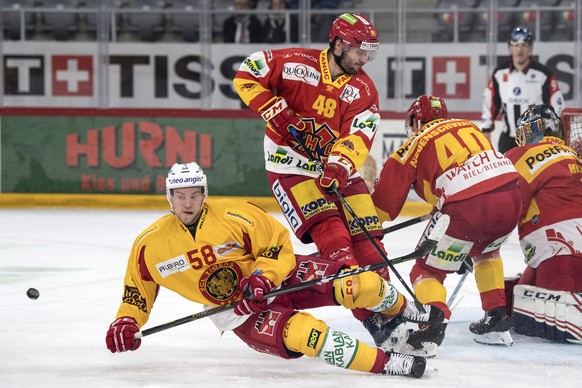 Biels Philipp Wetzel, rechts, im Duell mit Langnaus Anton Gustafsson im Eishockey Meisterschaftsspiel der National League zwischen dem EHC Biel und den SCL Tigers, am Samstag, 9. September 2017, in de ...