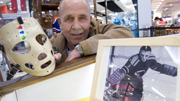 Die Torhueterlegende Rene Kiener, SC Bern, mit seiner Maske in der Ausstellung &quot;Saving Face&quot;, am Mittwoch, 22. April 2009, im Wankdorf-Center in Bern. Die Ausstellung zeigt rund 60 Masken vo ...