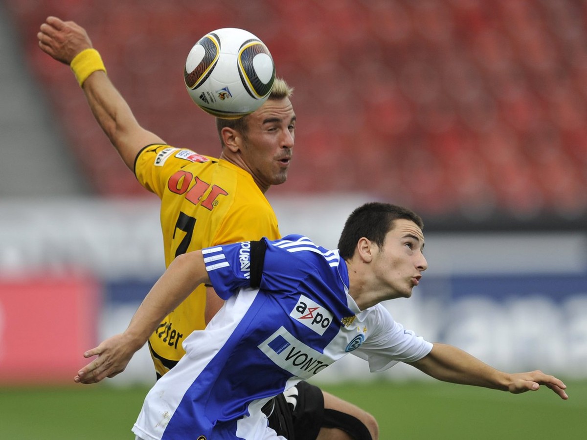 Young Boys' Scott Sutter, left, fights for the ball against Grasshopper's Endogan Adili, right, during the Super League soccer match between Zuerich's Grasshopper Club and Bern's S ...