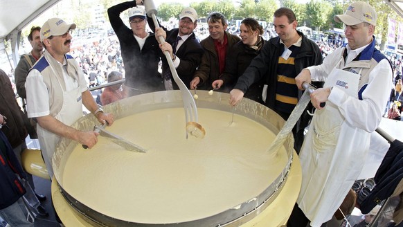 Des benevoles et des specialistes pause a cote de la plus grand fondue au fromage du monde, ce samedi 25 octobre 2008 au Comptoir de Morges. Cette fondue en chiffres 1400 kilos au total qui comprend 9 ...