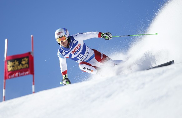 epa05668556 Carlo Janka of Switzerland in action during the first run of the men&#039;s Giant Slalom race at the FIS Alpine Skiing World Cup in Val D&#039;Isere, France, 10 December 2016. EPA/GUILLAUM ...