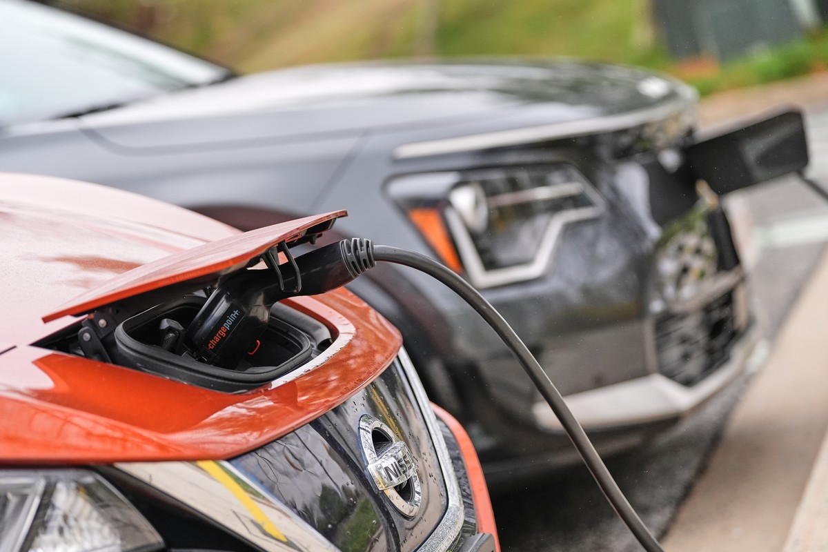 Electric vehicles are plugged into a charging station, Thursday, April 2, 2026, in White Marsh, Md. (AP Photo/Stephanie Scarbrough)
US Energy Crisis