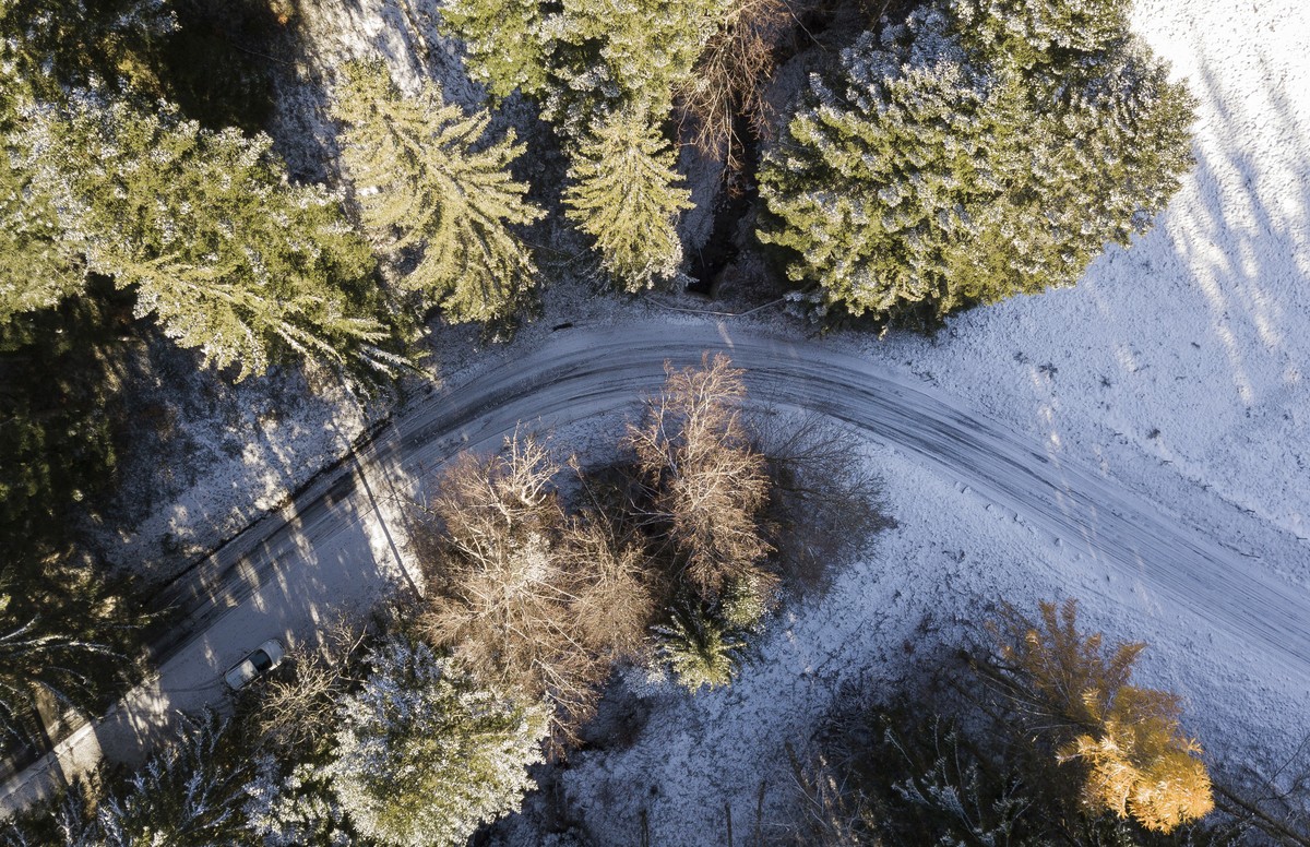 A snowy road passes in the forest on Monday, November 27, 2017, in Mont-Pelerin, Switzerland. (KEYSTONE/Cyril Zingaro)