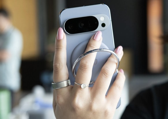 Die neuen Pixel-10-Modelle unterstützen Pixelsnap für integriertes Qi2-Wireless-Laden. Dies umfasst magnetische Ladegeräte, Halterungen und andere Accessoires.