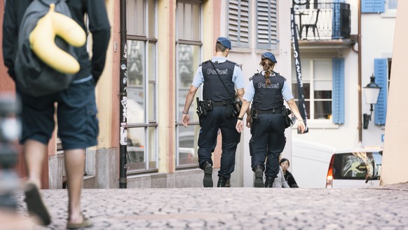 ARCHIV - ZU DEN NEUEN KRITERIEN DER STADTPOLIZEI ZUERICH BEI PERSONENKONTROLLEN, AM MONTAG, 20. NOVEMBER 2017, ERHALTEN SIE FOLGENDE THEMENBILDER ---- Two officers of the Zurich police force on patrol ...