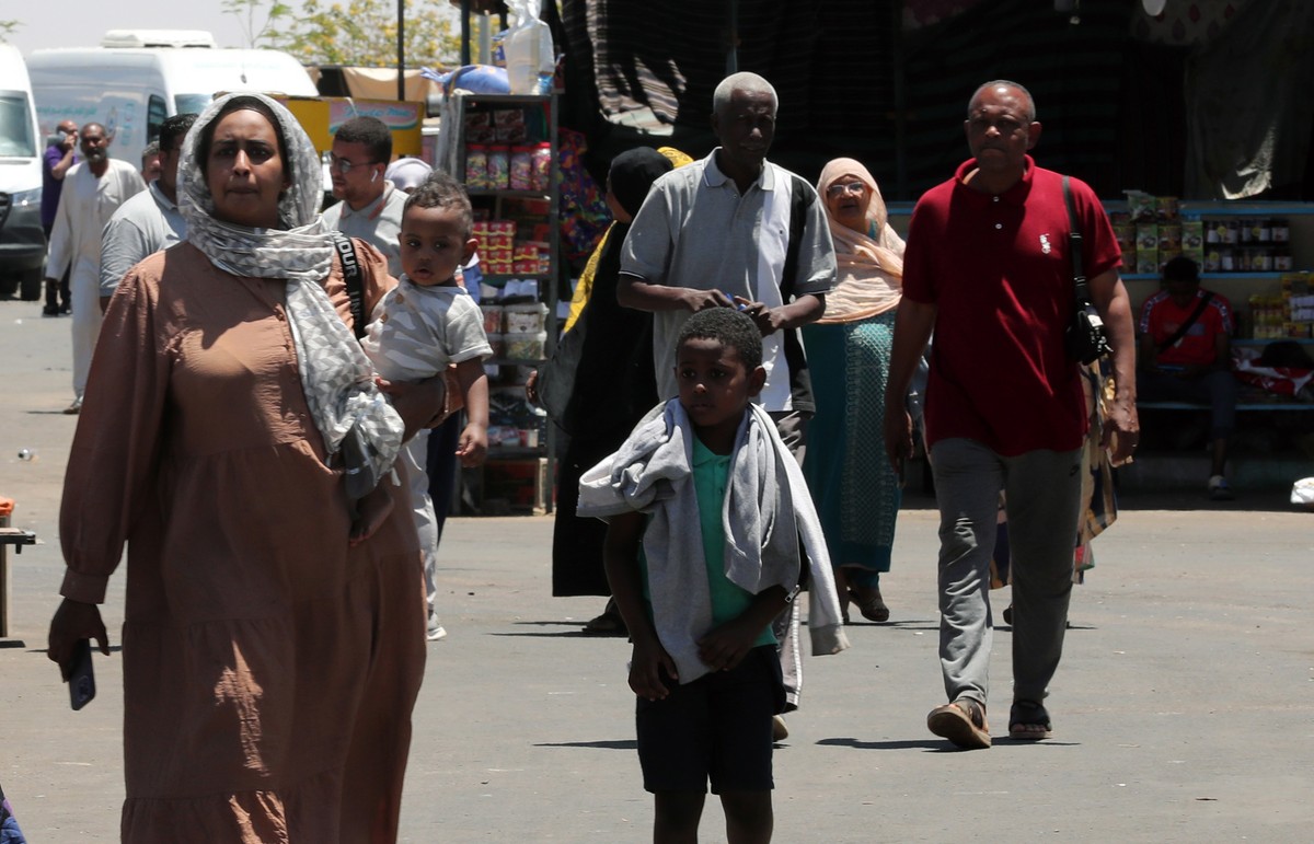 epa10601898 People fleeing from Sudan arrive at Wadi Karkar bus station in Aswan, southern Egypt, 01 May 2023. According to UNHCR thousands of people have fled Sudan since mid-April after heavily arme ...