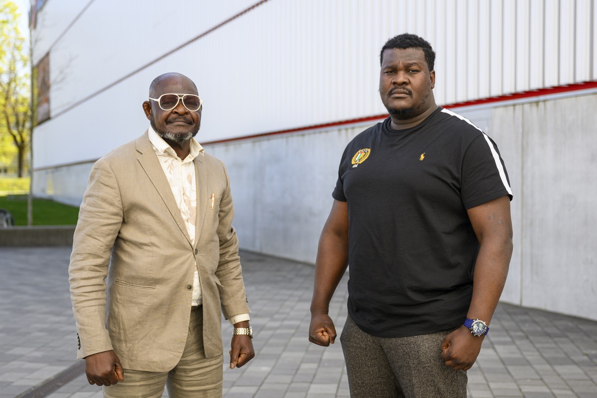 Claude Wilfried (links) und sein Trainer Mboungou Bienvenu (rechts) fotografiert am Samstag, 12. April 2025 vor der Axa Aerna in Winterthur. Brian Keller und Claude Wilfried werden sich am 26. April i ...