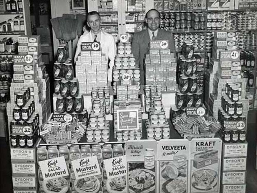 Kraft displays, Jenkins&#039; Groceteria, Calgary, Alberta. c. 1945 verkaufspunkt retro 
https://thesmokingnun.wordpress.com/2011/06/