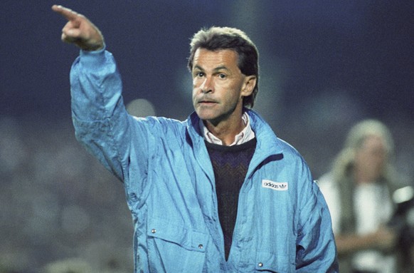 Ottmar Hitzfeld, Trainer des Grasshoppers Club Zuerich, gibt im Jahre 1989 waehrend dem Spiel der Grasshoppers gegen den FC Luzern im Allmend-Stadion in Luzern seiner Mannschaft Anweisungen. (KEYSTONE ...