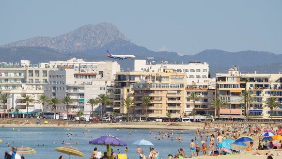 Strandszene an der Playa de Palma und Bucht von Palma im Sommer 2023Strandszene an der Playa de Palma und Bucht von Palma im Sommer 2023, Palma Mallorca Spanien Playa de Palma *** Beach scene at the P ...