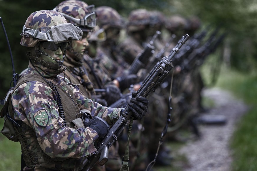 THEMENBILD ZUM ARMEEBUDGET --- Die Rekruten bereiten sich und ihre Waffen auf die bevorstehende Uebung vor, aufgenommen bei einer Haeuserkampf-Uebung der Grenadier-Rekrutenschule der Schweizer Armee i ...