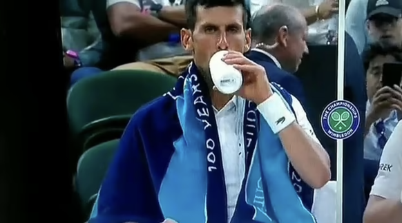 Djokovic und die mysteriöse Flasche in Wimbledon.