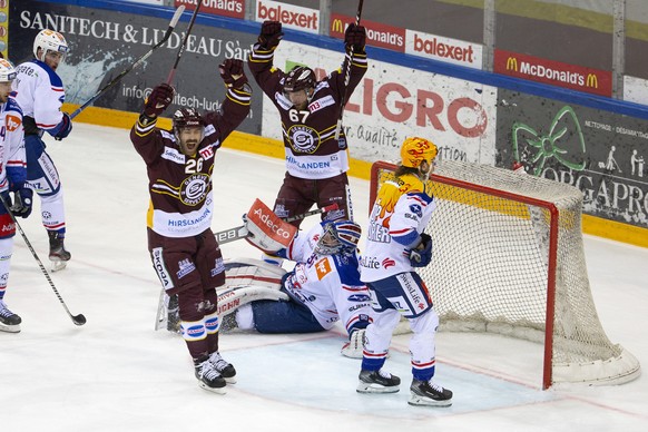 Geneve-Servette&#039;s forward Daniel Winnik #26, of Canada, left, and Geneve-Servette&#039;s forward Linus Omark #67, of Sweden, right, celebrate a goal after scoring the 1:0, during the second leg o ...