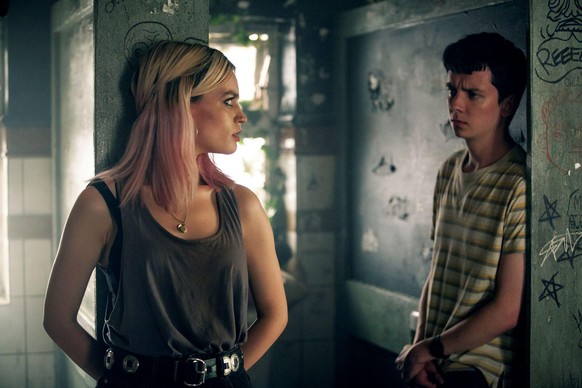 Emma Mackey, Asa Butterfield in Sex Education Staffel 1