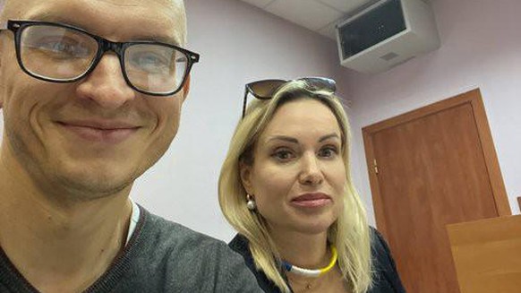 Die russische TV-Journalistin Marina Owsjannikowa am Dienstagnachmittag vor Gericht – zusammen mit dem Menschenrechtsanwalt Anton Gaschinsky: