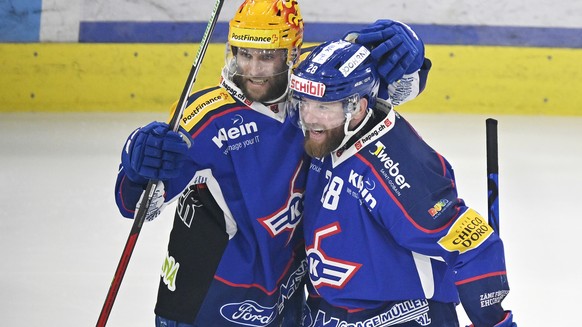 Die Klotener Eric Faille, links, und Torschuetze Robin Figren, rechts, jubeln nach dem 2-1 im 3. Eishockey Playoff Finale der Swiss League EHC Kloten gegen den EHC Olten in Kloten am Samstag, 16. Apri ...