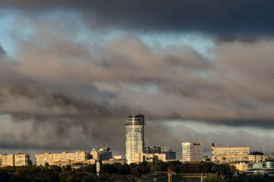 Ukraine-Konflikt, Raketenangriff auf Kiew KYIV, UKRAINE - OCTOBER 10, 2022 - Clouds of smoke rise over the Ukrainian capital as a result of russian missile attacks, Kyiv, capital of Ukraine. PUBLICATI ...