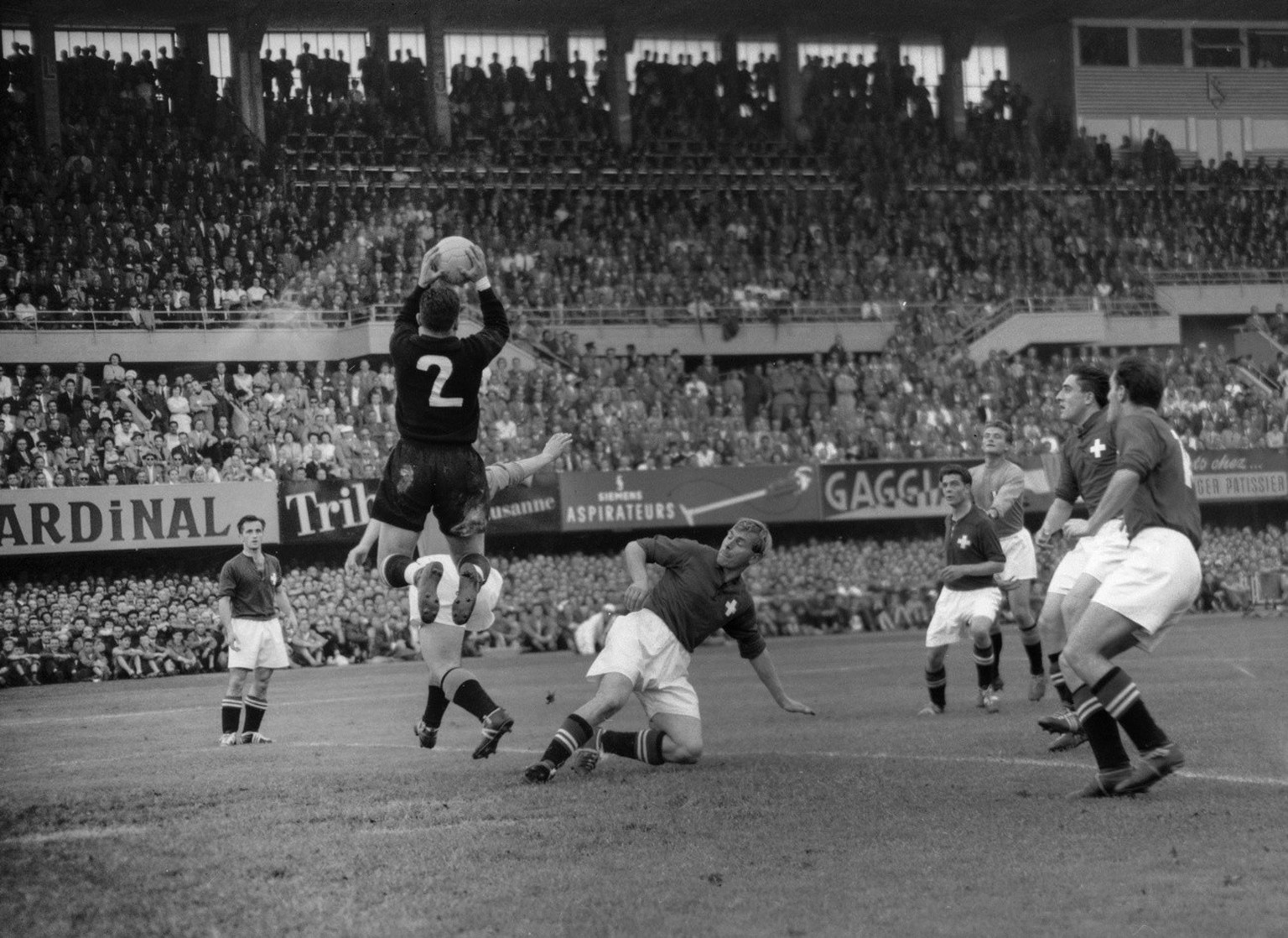 Der Schweizer Torhueter Eugene Parlier pflueckt sich einen Ball vor den anstuermenden Italienern. Die Schweiz gewann an der Fussball WM am 17. Juni 1954 im Stade Olympique in Lausanne sensationell mit ...