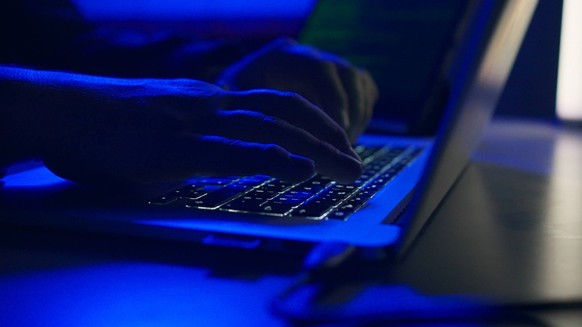 Hacker mit Laptop (Symbolbild)