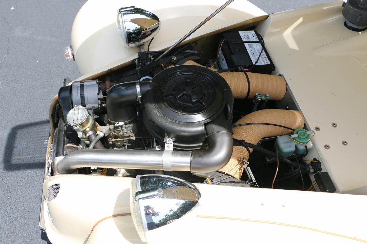 Burton Roadster Sotheby's Auktion Florida auto retro design https://rmsothebys.com/en/auctions/0521/open-roads--may/lots/r0036-1986-citro%C3%ABn-2cv-roadster-by-burton/1093444#