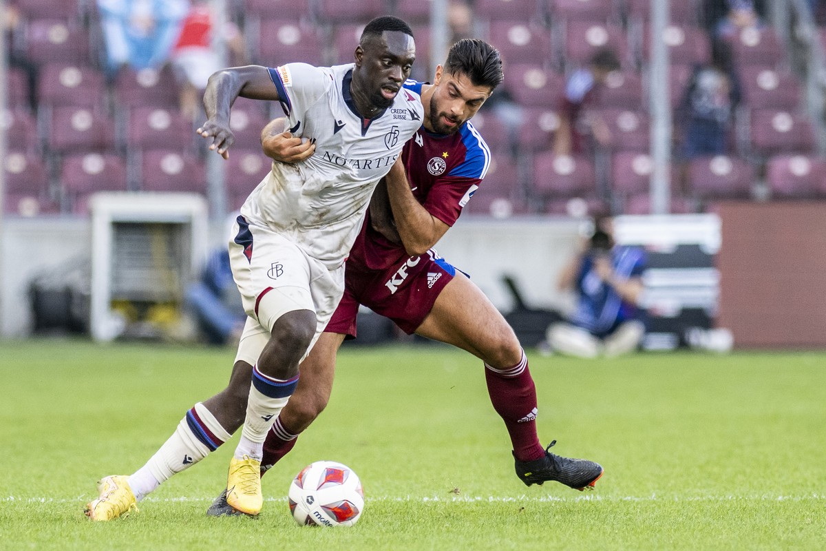 L'attaquant balois Jean-Kevin Augustin, gauche, lutte pour le ballon avec le defenseur genevois Nicolas Vouilloz, droite, lors de la rencontre de football de Super League entre le Geneve Servette ...