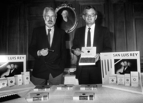 Kaspar Villiger, links, und Heinrich Villiger, 2.v.l., Praesidenten der Zigarrenfabrik Villiger, aufgenommen im Oktober 1986. (KEYSTONE/Str)