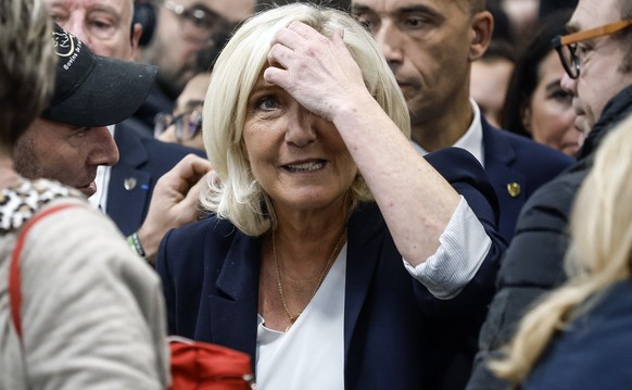 epaselect epa11931836 Leader of France&#039;s far right party Rassemblement National (RN), Marine Le Pen (C), visits the International Agriculture Fair (SIA) at the Paris Expo exhibition center in Par ...
