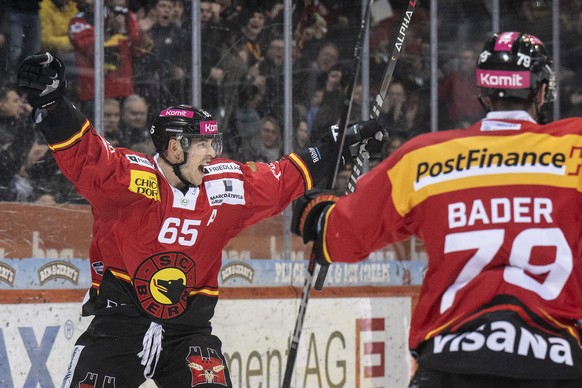 Berns Ramon Untersander, links, und Thierry Bader feiern ihren Treffer zum 2-0 im Eishockey Qualifikationsspiel der National League zwischen dem SC Bern und dem HC Ambri-Piotta, am Montag, 2. Januar 2 ...