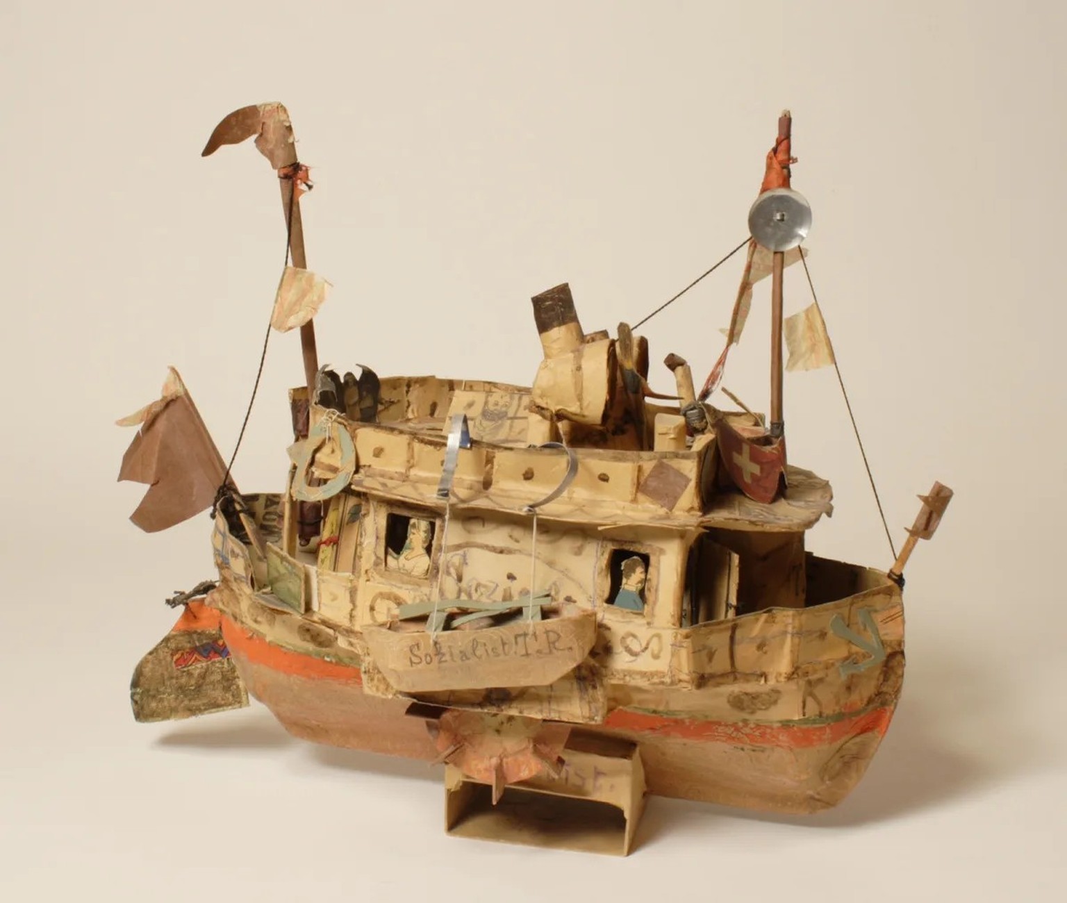 Werk von Karl Schneeberger (1880–1948), «Das Schiffsmodell Sozialist», 1922. Im Innern befinden sich Botschaften.