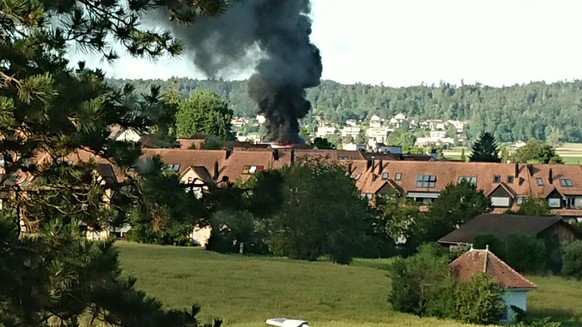 Schwarzer Rauch über Dietlikon.