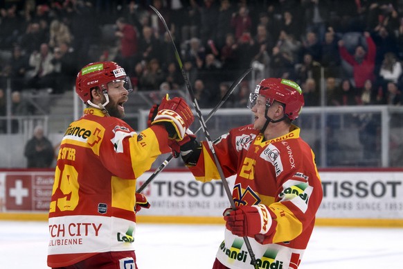 Biels Beat Forster, links, und Biels Toni Rajala, rechts, jubelt nach seinem Tor (2-0), beim Eishockey Meisterschaftsspiel der National League A zwischen den HC Biel und dem ZSC Lions, am Samstag, 3.  ...